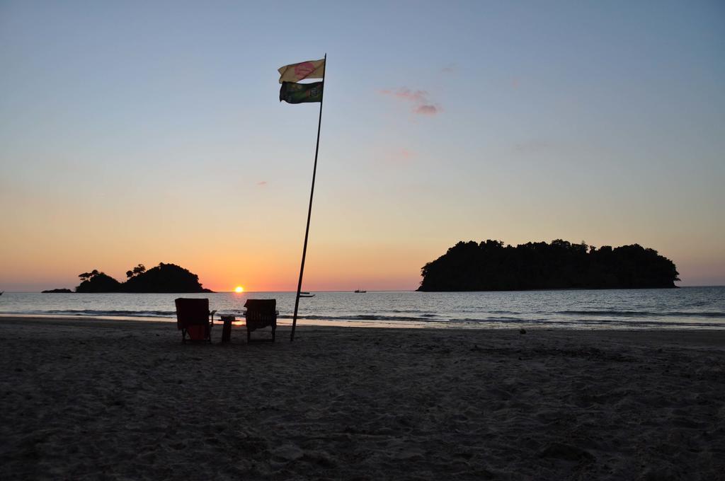 Tawan Bar And Bungalow Hotel Ko Phra Thong Eksteriør billede
